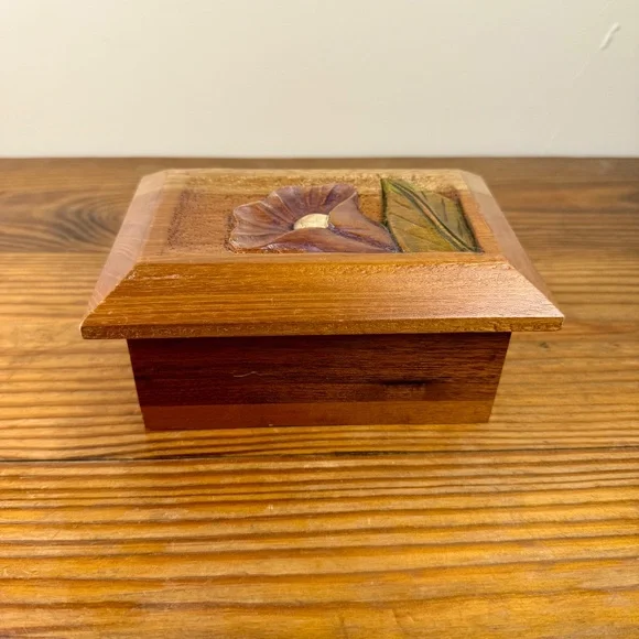 Vintage Hand-Carved Wooden Trinket Box with Floral Relief | Imapro Honduras - Picture 9 of 9